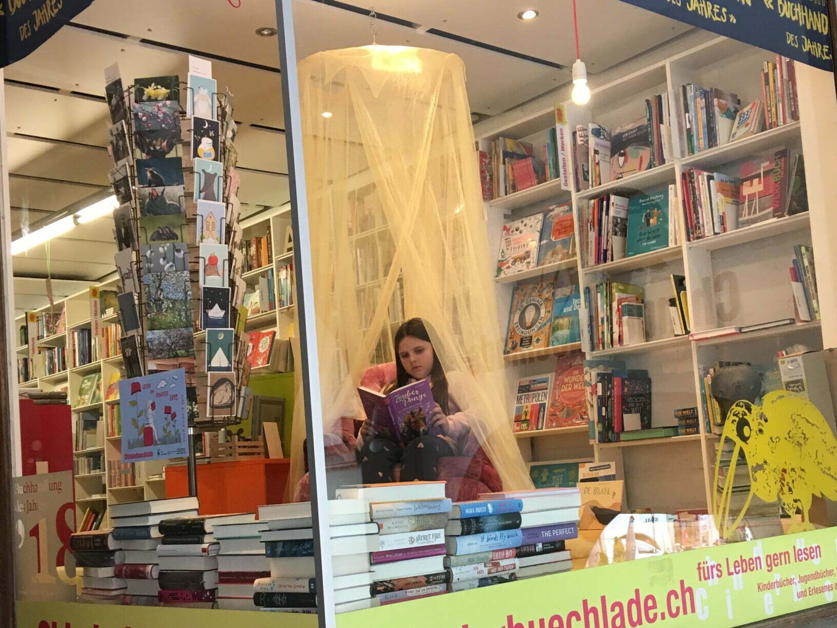 chinderbuechlade lesen im schaufenster