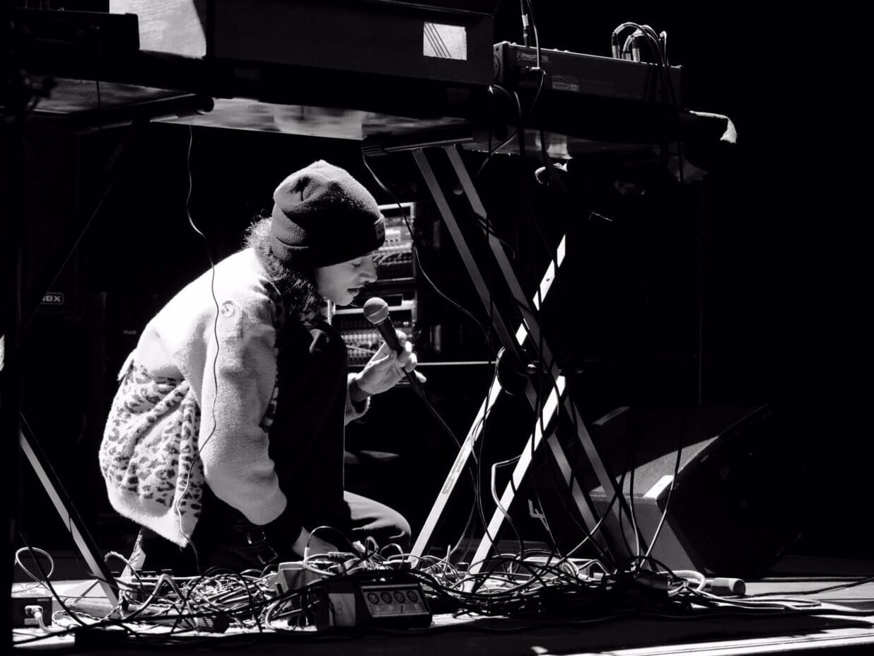 Die Multiinstrumentalistin Nadia Daou vermischt auf der Bühne verschiedenste Elemente.