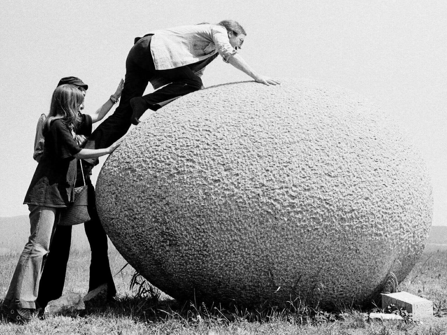 Kulturphilosoph Gerhard Johann Lischka klettert auf ein Granit-Ei von Herbert Distel, 1974. (Foto: Bernhard Giger)