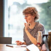 Portrait von {single_term_title()}