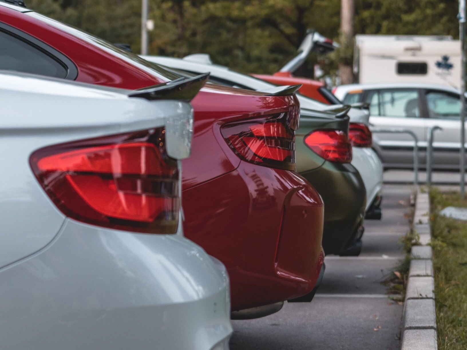 Vier Autos von hinten.