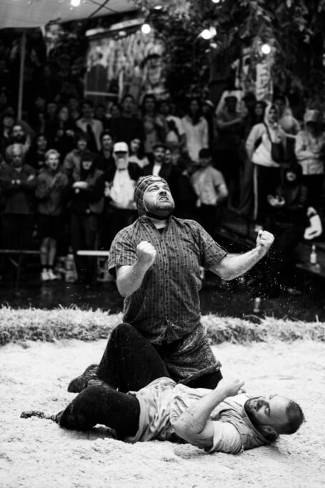 Tom Berger in Siegespose.