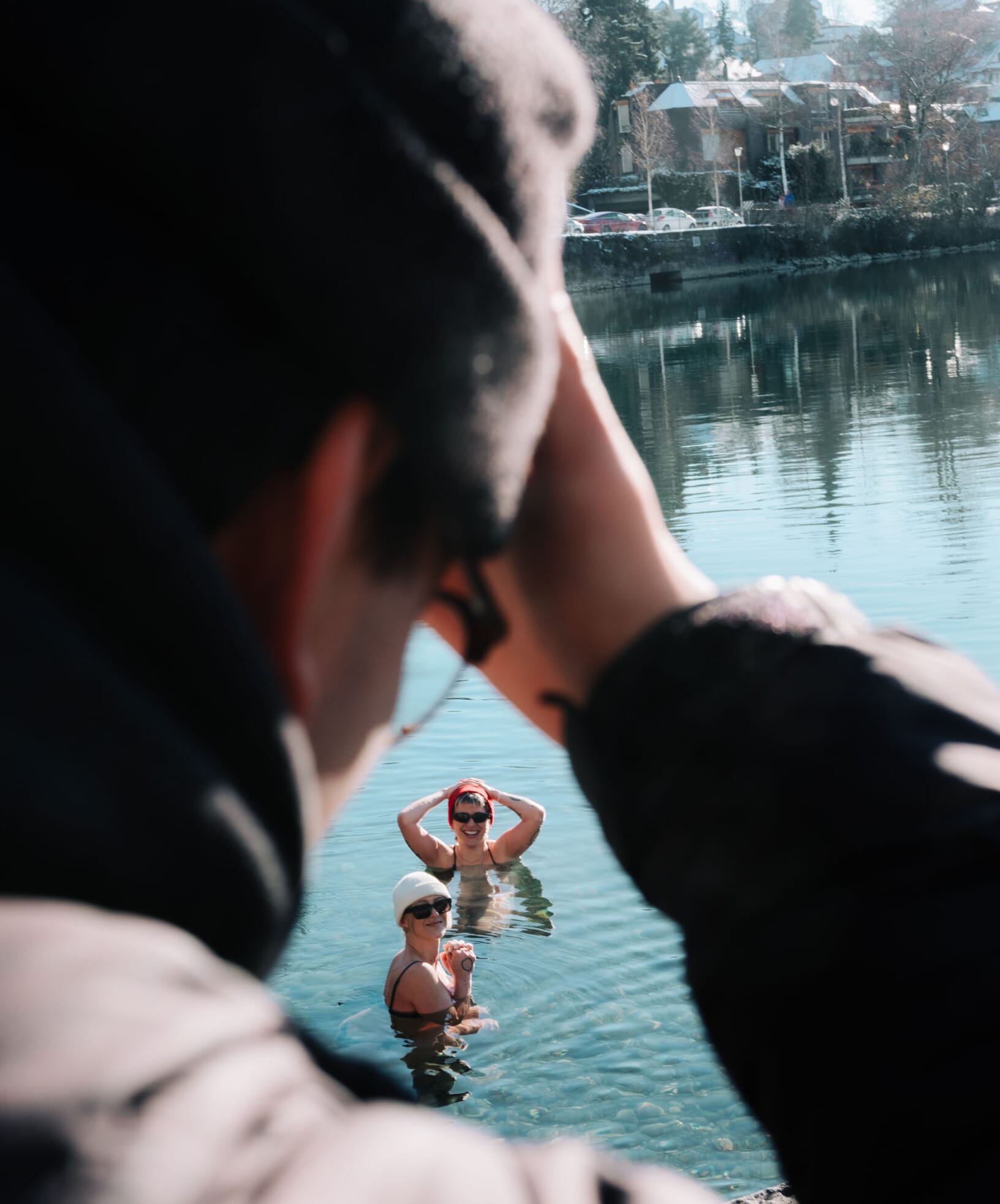 laura und lisa kollege wartet am rand mit kappe und dicker jacke